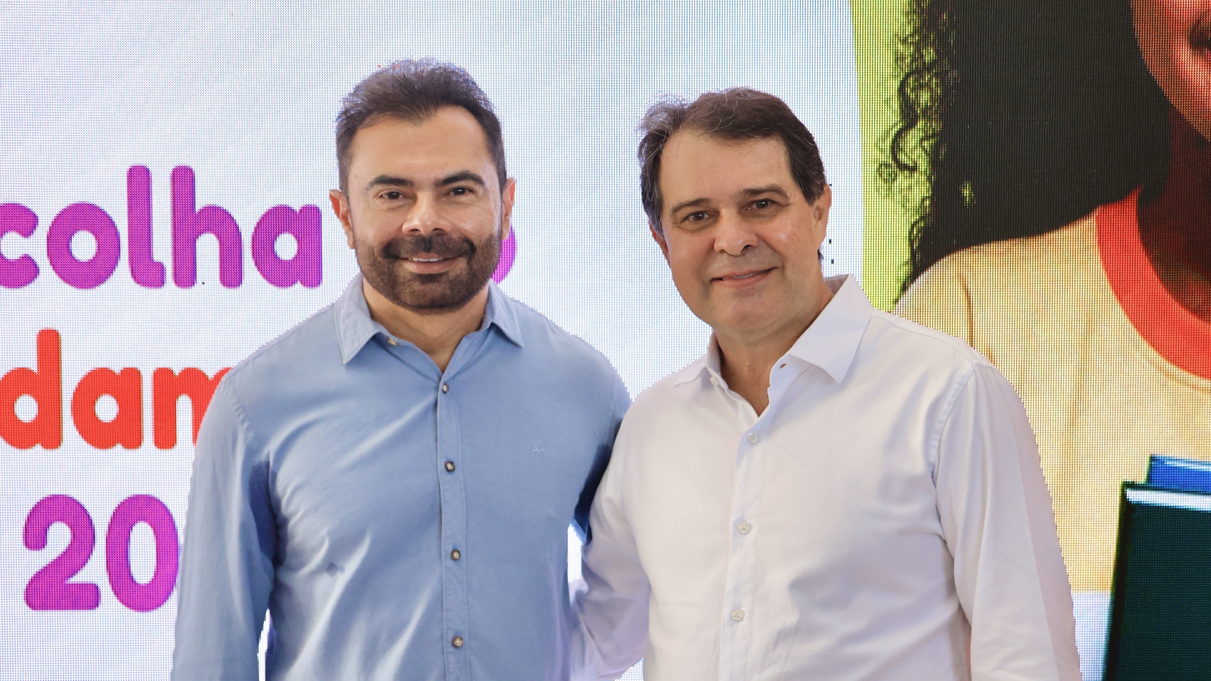 Idilvan e Evandro posam para a foto 